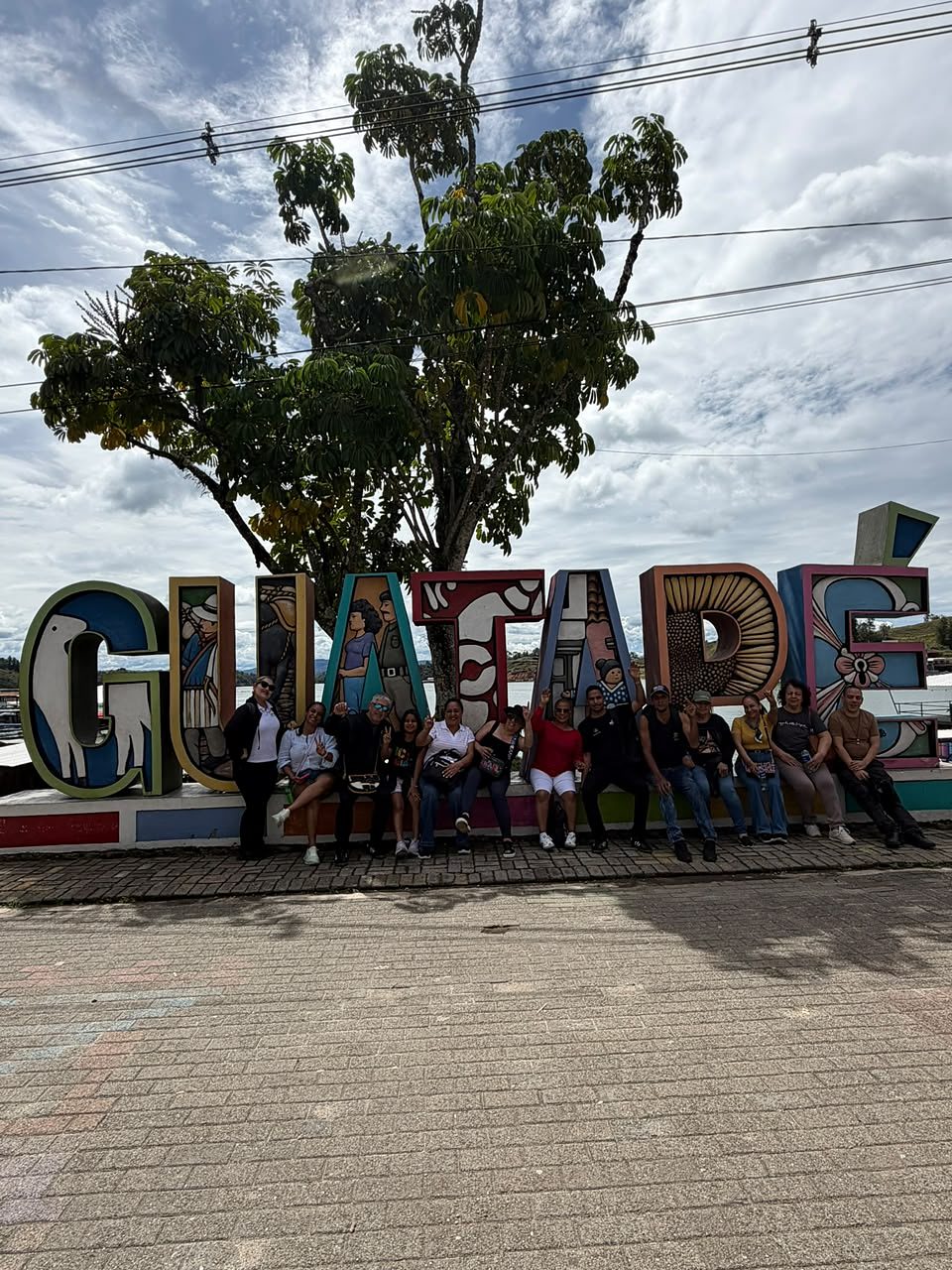 ⛪ Guatapé y los pueblos de Antioquia: color, historia y paisajes de postal. Desliza 👉 Un día perfecto fuera de la ciudad. 1
