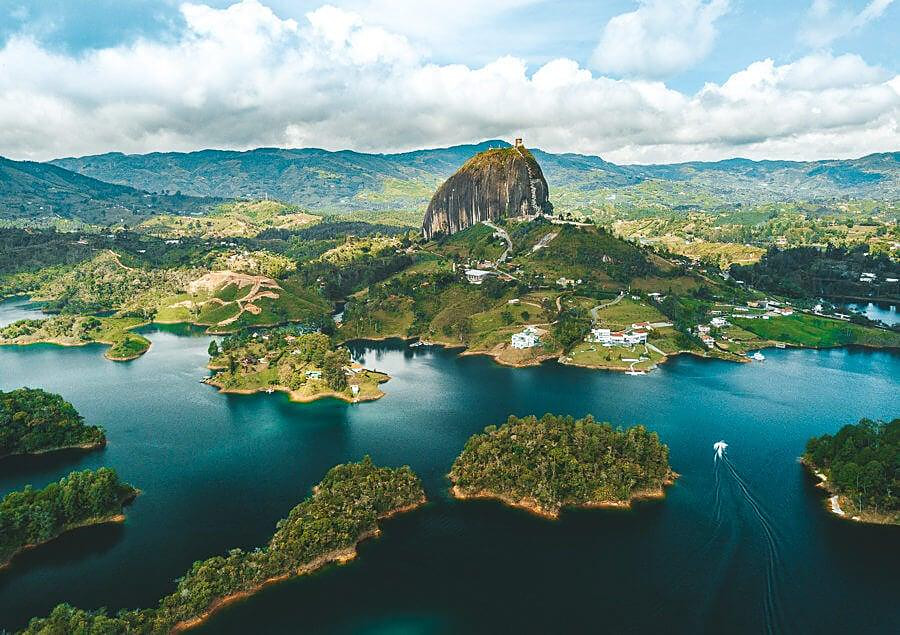 Guatapé: Piedra del Peñol, Embalse en Bote y Hacienda La Manuela